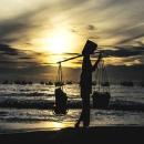 Con đợi mẹ trước cổng nhà tù Con đợi mẹ trước cổng nhà tù